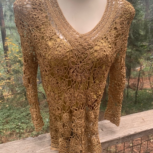 Cable & Gauge burnt gold crochet layered( with cami) neutral pullover sweater - Picture 6 of 12